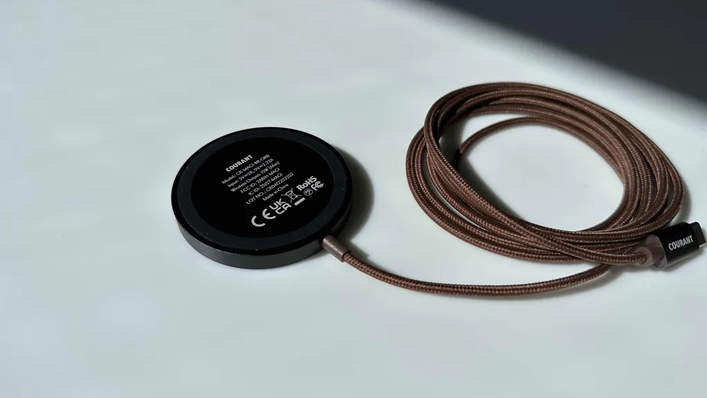 Courant MAG:1 レザーMagSafe充電器 レビュー 裏面