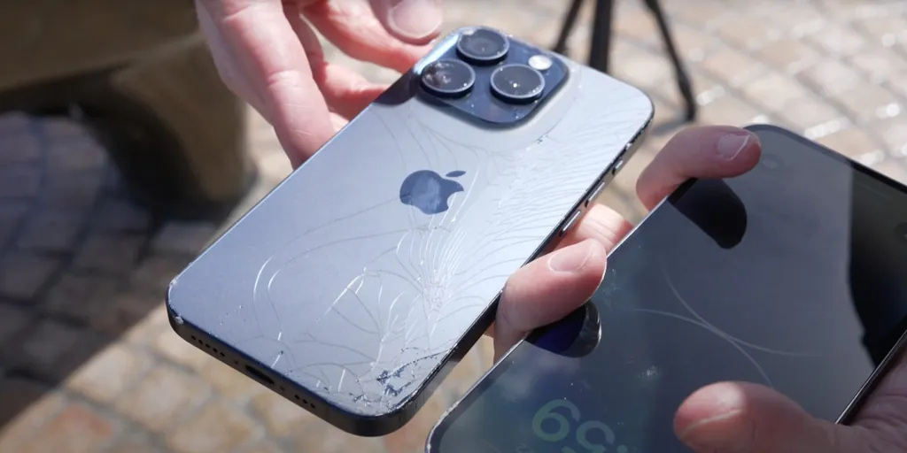 iPhone 15 Proの初落下テストで、新しい丸みを帯びたエッジのチタンデザインは耐久性が低いことが示唆されるc